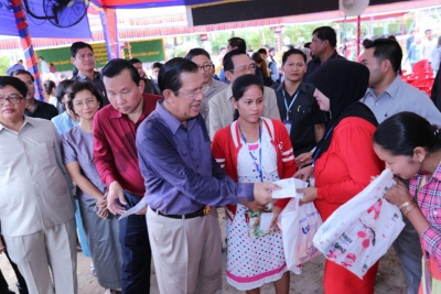សម្តេចតេជោ ហ៊ុន សែន អញ្ជើញជួបសំណេះសំណាល ជាមួយកូនក្មួយកម្មករចំនួន ២១,១៩១នាក់ នៅតំបន់សេដ្ឋកិច្ចពិសេស ក្រុងព្រះសីហនុ