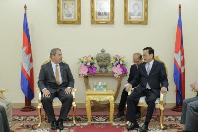 ឯកឧត្តមបណ្ឌិត បាន​អនុញ្ញាតឱ្យ​លោក Charles Esterhoy​ ចូល​ជួប​សម្តែង​ការ​គួរ​សម និង​ពិភាក្សា​ការងារ​ និង​ចុះ​ហត្ថ​លេខា​លើ​អនុស្ស​រណៈ​នៃ​ការ​យោគ​យល់​គ្នា​រវាង ស្តីពី “កម្មវិធីកម្មសិក្សាការងារ”