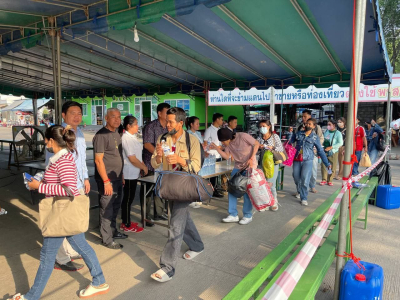 ពលករខ្មែរវិលត្រលប់ពីប្រទេសថៃចូលមកលេងស្រុកកំណើតអំឡុងពេលចូលឆ្នាំ តាមច្រកទ្វារអន្តរជាតិកម្ពុជា-ថៃ ដោយពុំមានការបង់ថ្លៃលើសេវាចេញ-ចូល នោះទេ
