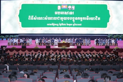 សម្តេចតេជោ ហ៊ុន សែន អញ្ជើញជួបសួរសុខទុក្ខសំណេះសំណាលជាមួយបងប្អូនកម្មករ