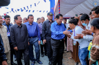 ថ្ងៃនេះ សម្តេចតេជោ ហ៊ុន សែន បានបន្តអញ្ជើញជួបសំណេះសំណាលជាមួយបងប្អូនកម្មករ កម្មការិនីជិត២ម៉ឺននាក់ជាបន្តទៀតនៅខេត្តកំពង់ឆ្នាំង(លើកទី២)