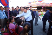សម្តេចតេជោ ហ៊ុន សែន អញ្ជើញជួបសំណេះសំណាលជាមួយកូនកម្មករកម្មការិនីជិត ពីរម៉ឺននាក់នៅខេត្តកំពង់ស្ពឺ