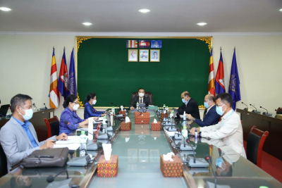 សារធាតុអាសបេស្តុស ជាឃាតកលាក់មុខ  វាវិវត្តន៍យឺតៗក្នុងរយៈពេលជាច្រើនឆ្នាំ ភាគច្រើន នៅក្នុងសួត និងផ្នែកផ្សេងទៀតនៃរាងកាយមនុស្ស