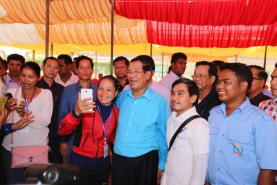 សម្តេចតេជោ ហ៊ុន សែន អញ្ជើញជួបកូនក្មួយកម្មករជាង ១ម៉ឺននាក់នៅរោងចក្រតំបន់ចំការដូង