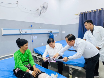 ឯកឧត្តម ហេង សួរ អញ្ជើញចុះសាកសួរសុខទុក្ខ និងនាំយកថវិការបស់សម្តេចធិបតី ហ៊ុន ម៉ាណែត និងលោកជំទាវបណ្ឌិត ពេជ ចន្ទមុន្នី ហ៊ុនម៉ាណែត ជូនពលការិនី ឈ្មោះសឿន សំណាង រស់នៅខេត្តកំពង់ធំ បន្ទាប់ពីជួបគ្រោះថ្នាក់ បាក់កែងជើង ដោយសារការរញ្ជួយដីក្នុងប្រទេសថៃ