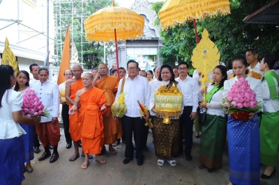 ព្រឹកនេះ ថ្នាក់ដឹកនាំ មន្ត្រីរាជការក្រសួងការងារ ដង្ហែរកឋិនទានចូលវត្តមហាមន្ត្រី ដើម្បីប្រមូលបច្ច័យកសាងសមិទ្ធផលក្នុងវត្ត