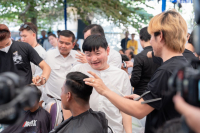 ក្រសួងការងារ រៀបចំផ្តល់ការកាត់សក់ដោយឥតគិតថ្លៃជូនកម្មកររោងចក្រនិងប្រជាពលរដ្ឋជិត៧០០នាក់នៅតំបន់ផ្ទះឡក្នុងសង្កាត់ចោមចៅទី១