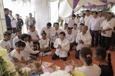 ឯកឧត្តម ហេង សួរ នាំយកសារលិខិតរំលែកមរណទុក្ខ រួមនិងថវិការបស់សម្តេចធិបតី ហ៊ុន ម៉ាណែត និងលោកជំទាវបណ្ឌិត ពេជ ចន្ទមុន្នី ជូនគ្រួសារសពពលករខ្មែរ ឈ្មោះ មាស សាវ៉ាង ដែលបានទទួលមរណភាព ដោយសារការរញ្ជួយដីក្នុងប្រទេសថៃ