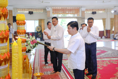 ឯកឧត្តម ហេង សួរ នាំយកទៀនព្រះវស្សា និងទេយ្យទាន ប្រគេនជូនវត្តជម្ពូវ័នក្នុងខណ្ឌពោធិ៍សែនជ័យ