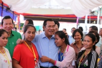 សម្តេចតេជោ ហ៊ុន សែន អញ្ជើញចុះជួបកូនក្មួយកម្មករជាង១ម៉ឺននាក់នៅរោងចក្រតំបន់លូ៥