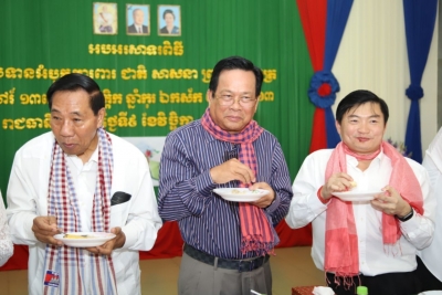 ថ្នាក់ដឹកនាំ មន្ត្រីរាជការ ក្រសួងការងារ និងបណ្តុះបណ្តាលវិជ្ជាជីវៈ រៀបចំពិធីហូបអំបុកខ្មែរ “ការពារ ជាតិ សាសនា ព្រះមហាក្សត្រ”