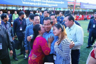 សម្តេចតេជោ ហ៊ុន សែន អញ្ជើញជួបសំណេះសំណាលជាមួយកម្មករ ១៤,៧៩៩នាក់ នៅតំបន់រោងចក្រផ្លូវវេងស្រេង