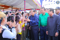 សម្តេចតេជោ ហ៊ុន សែន បានចុះជួបបងប្អូនកម្មករ កម្មការិនីជិត២ម៉ឺននាក់ជាបន្តទៀតនៅខេត្តកំពង់ឆ្នាំង