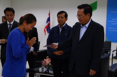 ឯក​ឧត្តម​បណ្ឌិត អ៊ិត សំហេង អញ្ជើញចុះ​សួរ​សុខ​ទុក្ខ​ ចែកលិខិត​ឆ្លង​ដែន​ និងប័ណ្ណ​ពលករជូនបង​ប្អូន​ពលករ​នៅប្រ​ទេស​ថៃ​​​