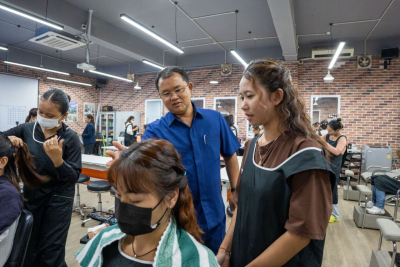 វគ្គ១,៥លាននាក់៖ គ្រឹះស្ថានបណ្តុះបណ្តាលបច្ចេកទេសចំនួន១១ បន្ថែមទៀតនៅទូទាំងប្រទេសរបស់ក្រសួងការងារ និងបណ្តុះបណ្តាលវិជ្ជាជីវៈ បានធ្វើតេស្តបញ្ជាក់សមត្ថភាពសិក្ខាកាមកម្រិតសញ្ញាបត្របច្ចេកទេស និងវិជ្ជាជីវៈ១(C1)