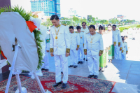 គណៈប្រតិភូក្រសួងការងារ និងបណ្តុះបណ្តាលវិជ្ជាជីវៈ អញ្ជើញដាក់កម្រងផ្កា គោរពវិញ្ញាណក្ខន្ធ រំលឹកខួបអនុស្សាវរីយ៍លើកទី៧០ នៃទិវាបុណ្យឯករាជ្យជាតិ ៩ វិច្ឆិកា