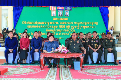 ឯកឧត្តម ហេង សួរ ជួបសំណេះសំណាល និងសួរសុខទុក្ខនាយទាហាន នាយទាហានរង ពលទាហានក្នុងបញ្ជាការដ្ឋានអង្គរក្សនាឱកាសពិធីបុណ្យចូលឆ្នាំប្រពៃណីជាតិ